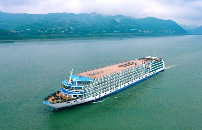 Century Oasis Cruise Ship, providing luxury Yangtze River cruises