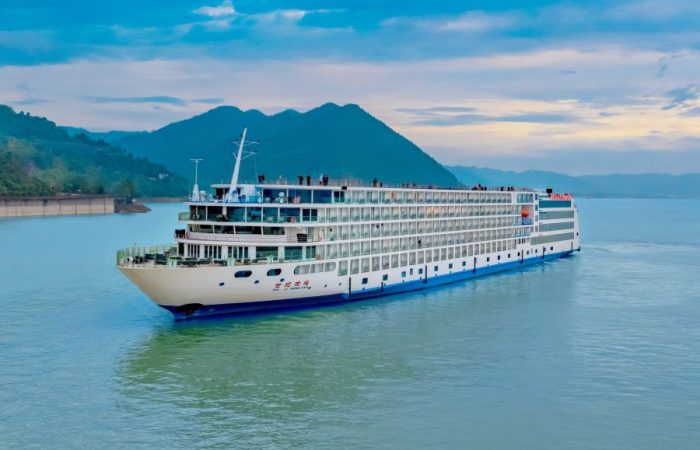Century Oasis Cruise Ship, providing luxury Yangtze River cruises