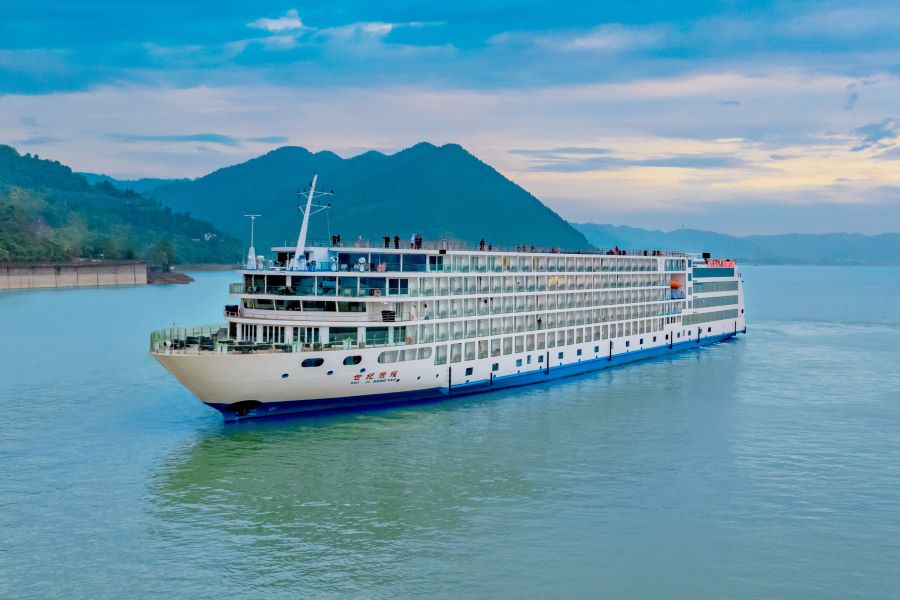 Century Oasis Cruise Ship, providing luxury Yangtze River cruises